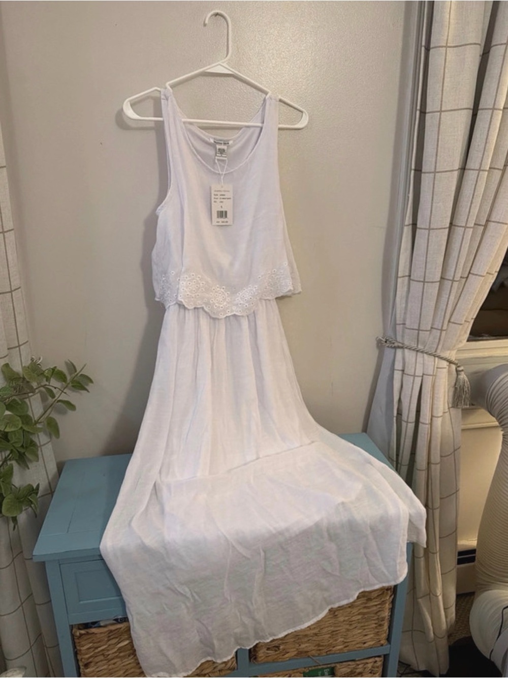 Lovely Women’s White Sleeveless Eyelet Maxi Dress